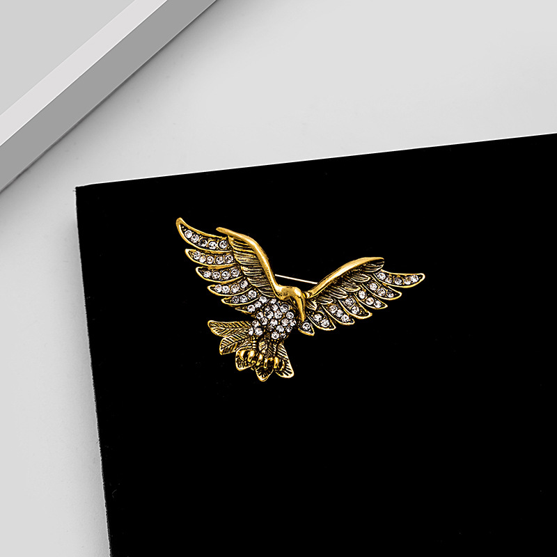 European and American cross-border retro brooches, trendy and fashionable diamond-encrusted eagle brooches, animal badges, eagle factory direct sales Application Scenario