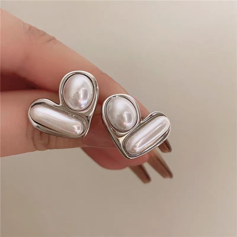 "Heart Set, French retro pearl silver stud earrings, ins light luxury, high-end, simple and elegant, versatile earrings. details Picture