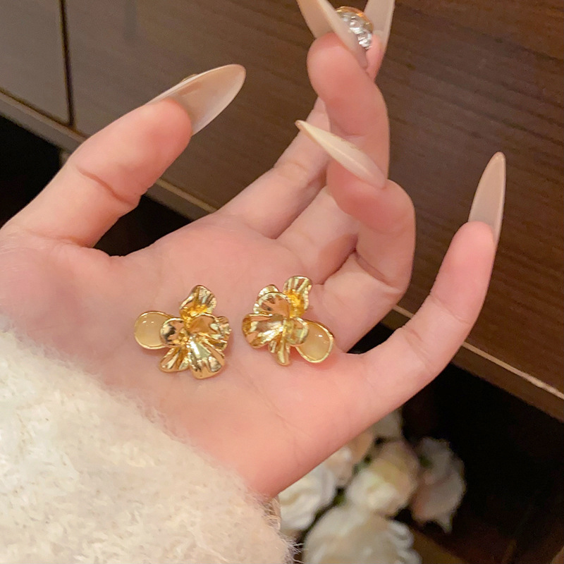 Three-dimensional metal flower ear studs, a light luxury style, niche design, exquisite and versatile earrings, elegant and high-end Hong Kong-style earrings full figure