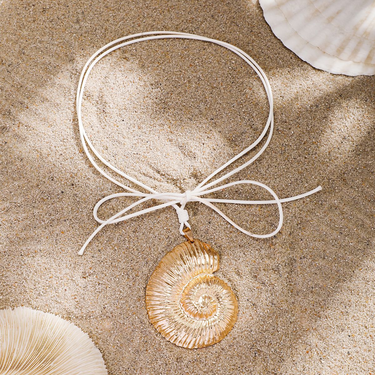 European and American cross-border personalized women's ocean-style lace-up necklace, niche conch symbol retro choker collar accessory Application Scenario