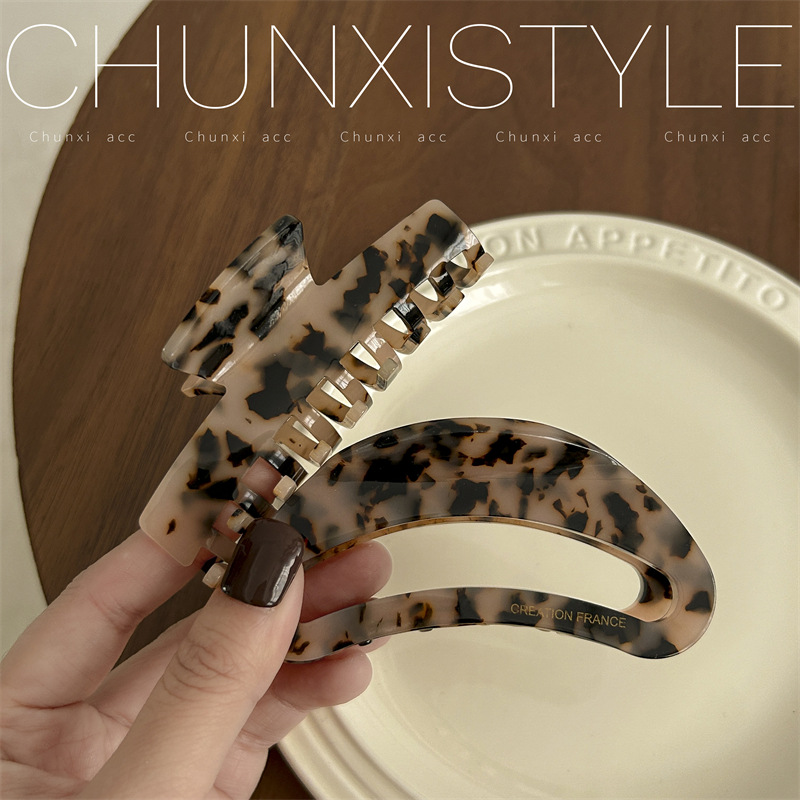 European and American acetic acid retro clip, leopard print tortoiseshell large shark clip, high-end hair clip, hair grip, back of the head headwear Application Scenario