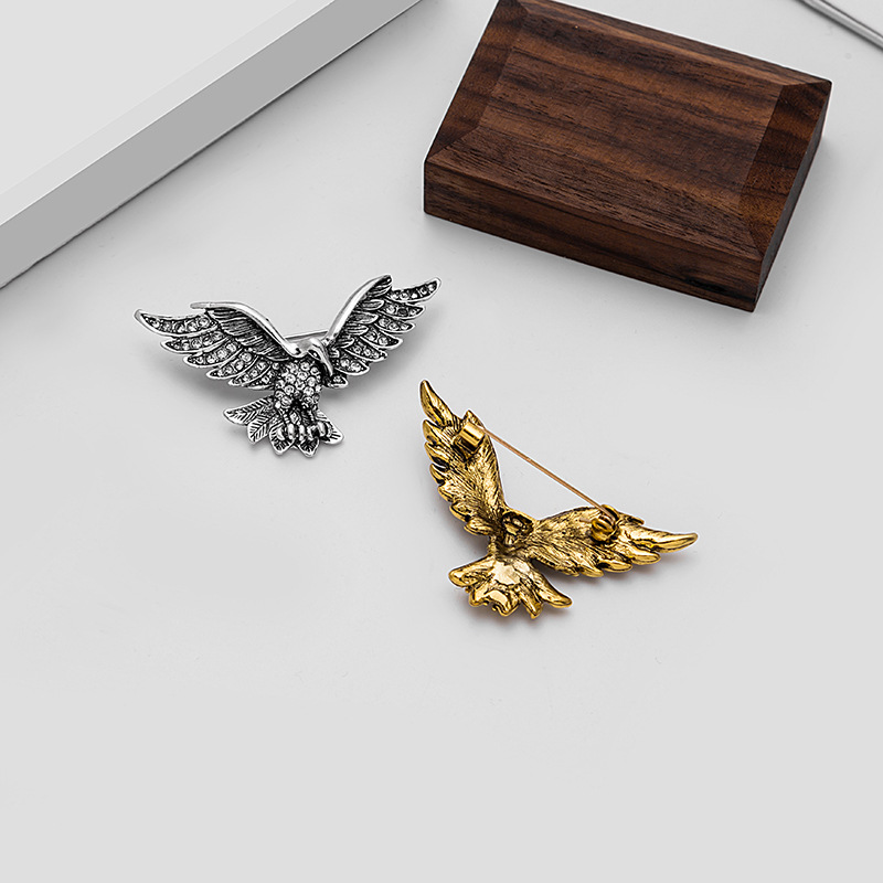 European and American cross-border retro brooches, trendy and fashionable diamond-encrusted eagle brooches, animal badges, eagle factory direct sales details Picture