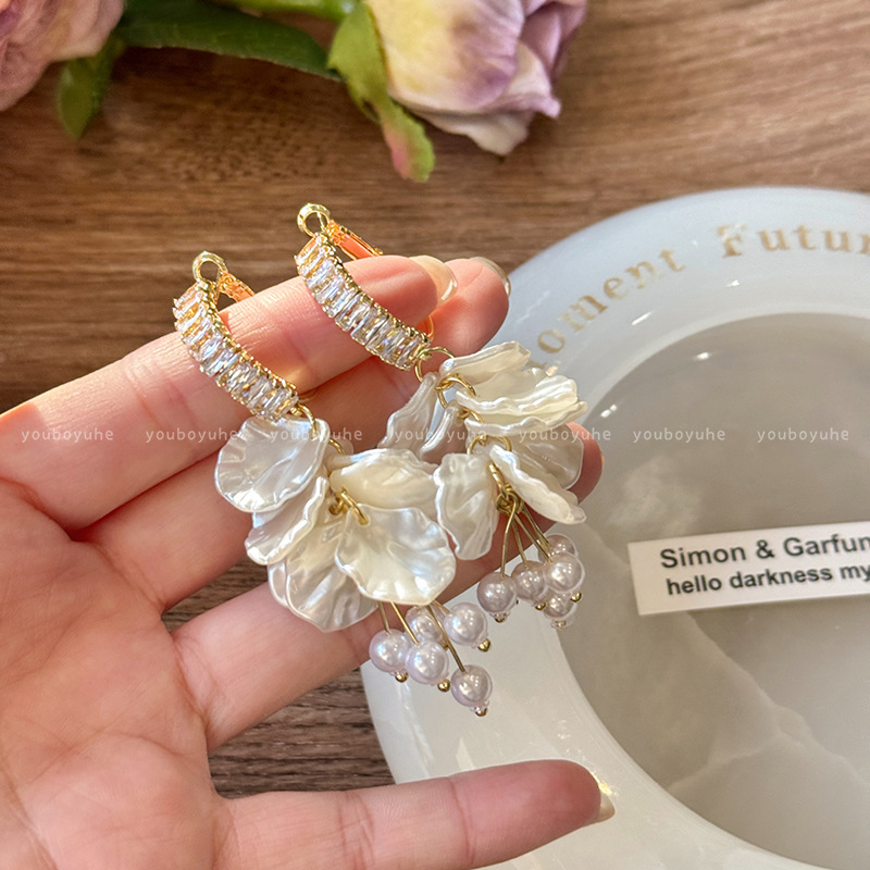 Petal tassel white flower ear ring earrings for women 2025 new style light luxury vacation style exaggerated temperament stud earrings details Picture