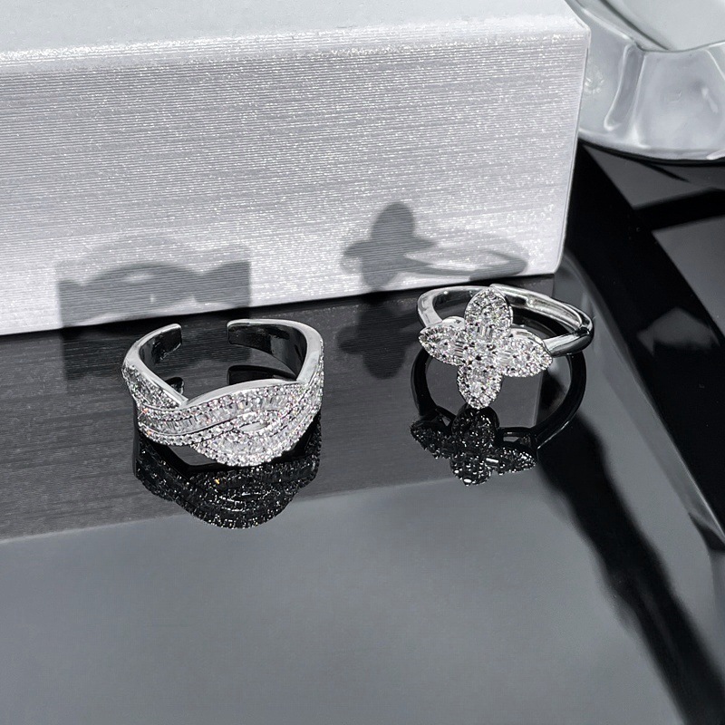 A light luxury, full diamond ladder, square row diamonds, cross-stacked open ring, a female four-leaf clover, elegant and high-end, cold style ring Specification drawing