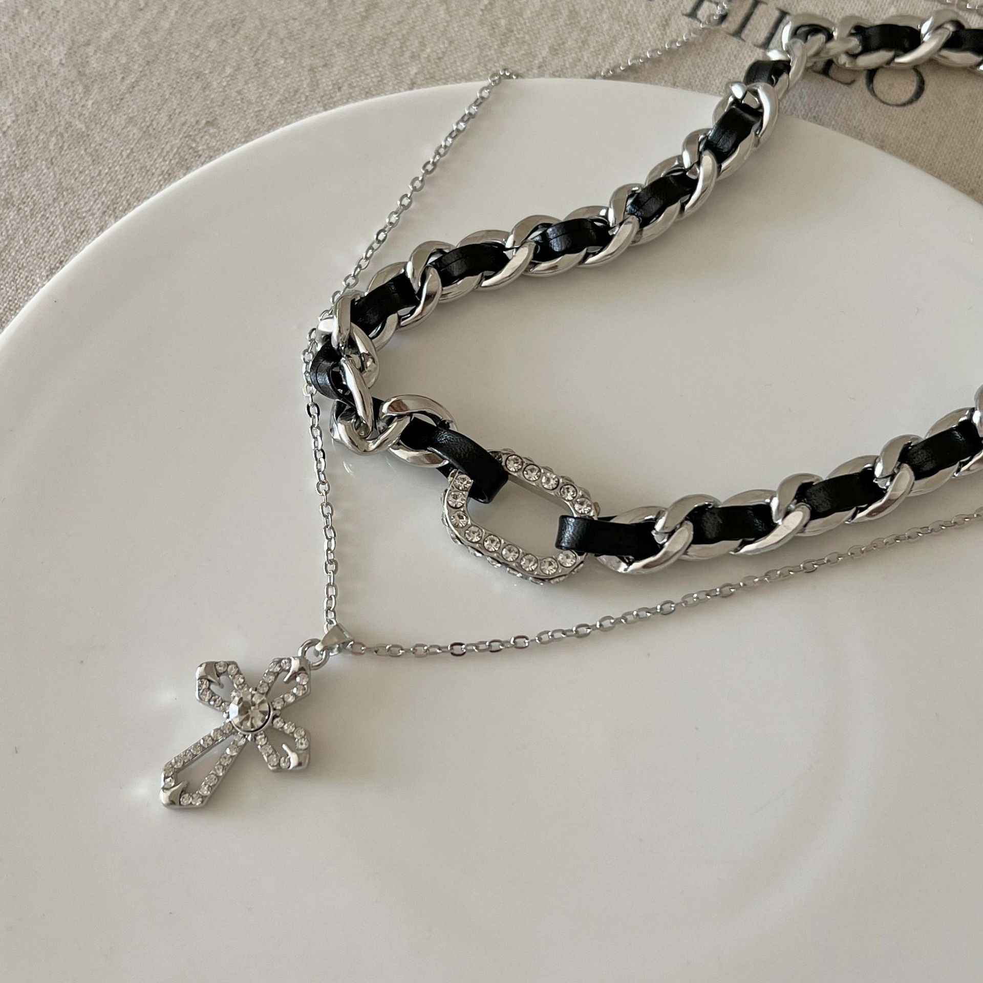 Retro cross double-layered necklace for women, 2024 new European and American style, dark and cold style accessory full figure