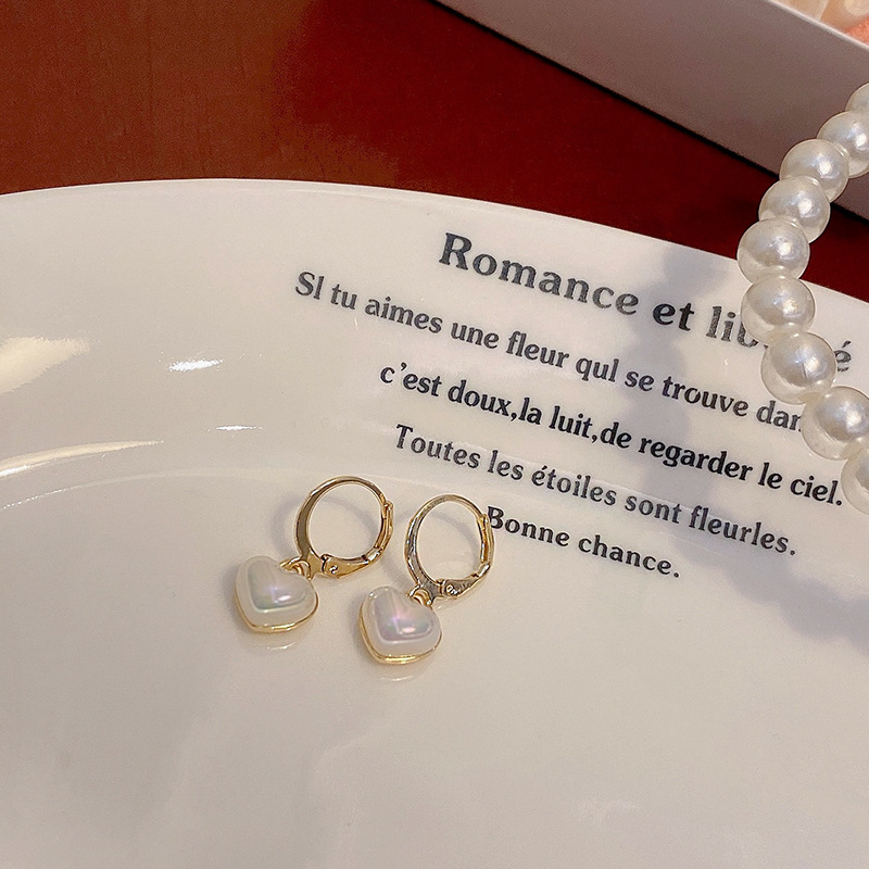 S925 Silver Needle Light Luxury retro heart-shaped pearl Earrings, women's Hong Kong style, fashionable and elegant, high-end, simple heart-shaped earrings Specification drawing