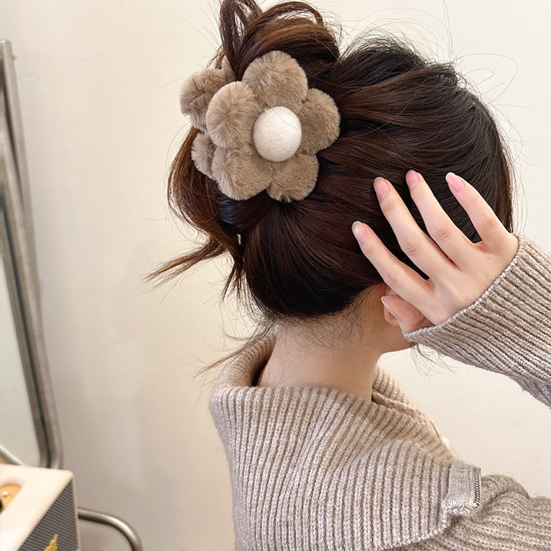 Douyin's same style of plush flower hair clips, a small half of the women's fur grab clip, a shark clip at the back of the head, with an ins high-end feel full figure