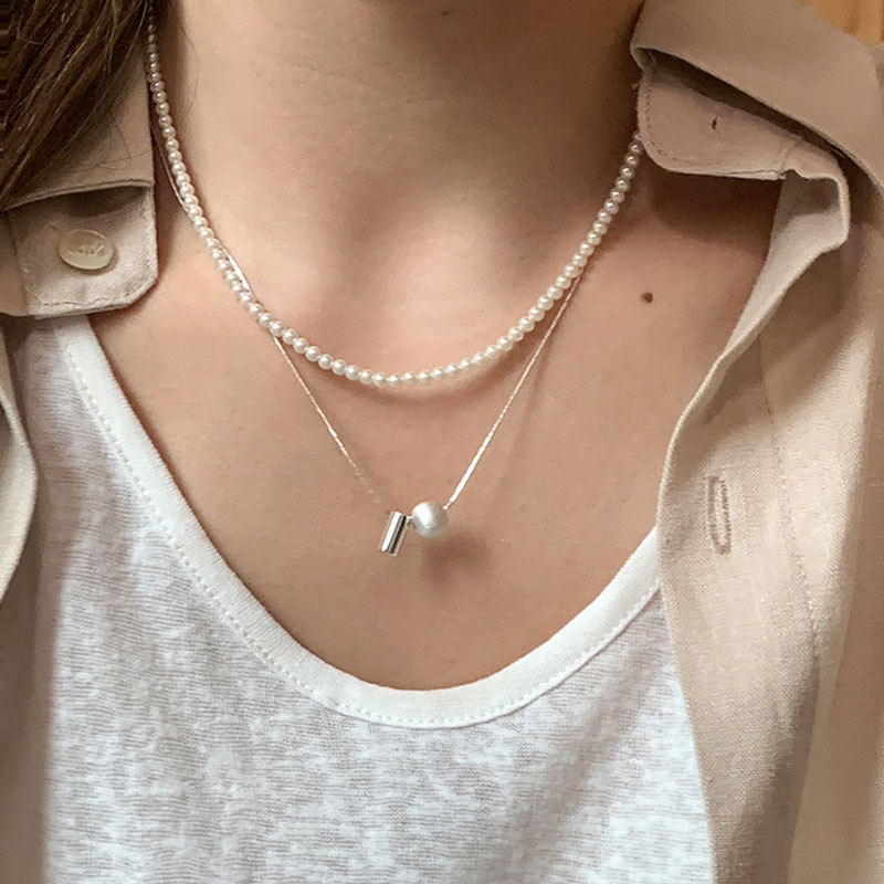 A high-end brushed round ball pearl double-layer layered necklace, a unique and fashionable women's neckchain and collarbone chain Application Scenario
