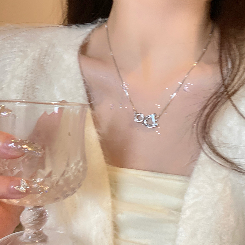Light luxury commuting ~ Letter necklace, light luxury and niche design sense, collarbone chain, women's accessory, 2023 new style full figure