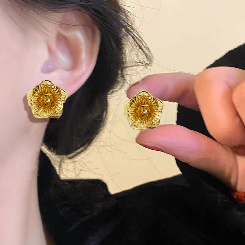 French romantic retro gilded rose stud earrings, feminine elegance, exquisite atmosphere, high-end sense, three-dimensional flower earrings full figure