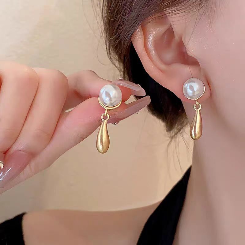 French retro pearl metal teardrop earrings for women, summer light luxury, high-end feel, niche design, simple and elegant stud earrings full figure