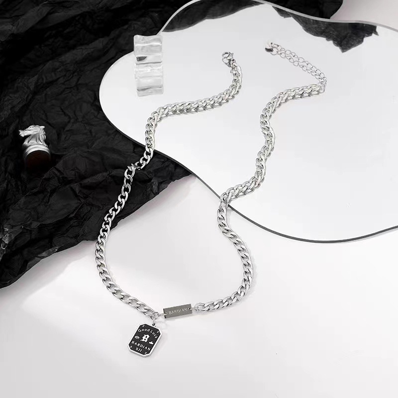 A titanium steel non-fading necklace with a high-end design sense for women, a niche pendant for men, a trendy sweater chain for Instagram hip-hop details Picture