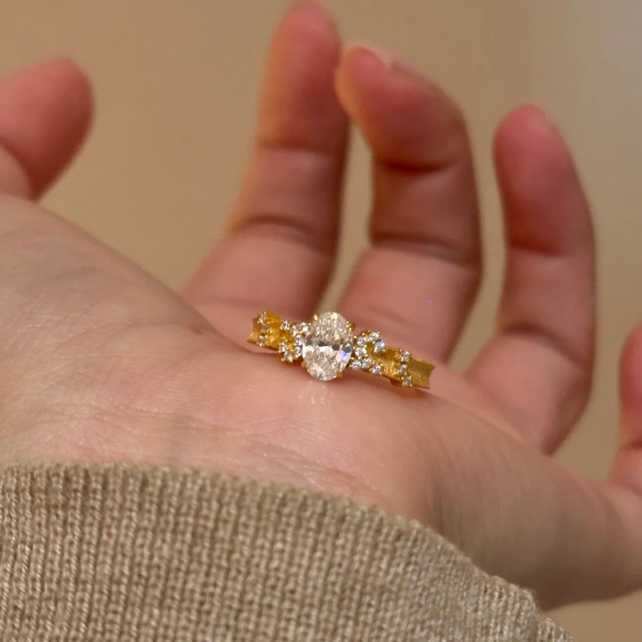 Vintage brushed pigeon egg zircon ring for women, with a retro, light luxury and high-end feel, unique niche design, and an open ring trend full figure