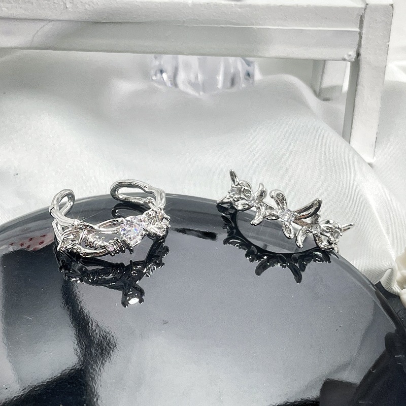 An irregular thorny zircon open ring with a niche design from Japan and South Korea, a fashionable, exquisite, individualistic and trendy index finger ring for women Specification drawing