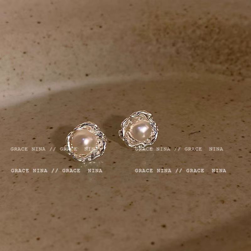 Irregular pearl stud earrings with a niche design for women, the new trendy earrings of 2025 are fashionable, high-end, and unique Specification drawing
