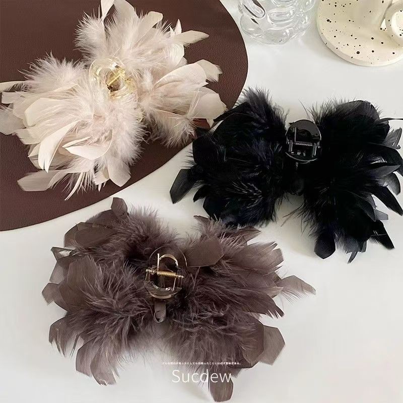 The popular French feather hair clip is a super elegant large-sized grab clip. It is a trendy headwear with a lot of hair and shark clip hair clips Application Scenario