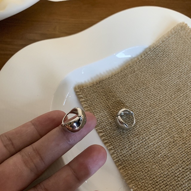 New circular ear buckles with a unique and niche design, exquisite and small earrings, versatile and simple stud earrings and earrings for women Application Scenario