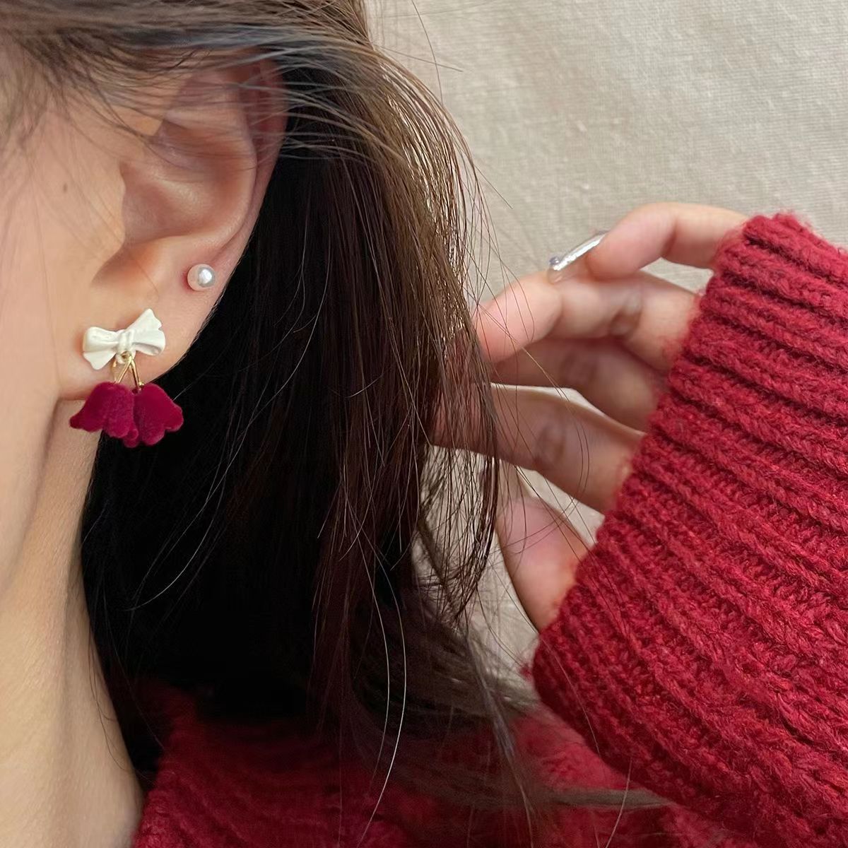Red velvet set with bow stud earrings for autumn and winter, featuring a retro feminine charm, exquisite and festive, and a unique design sense details Picture