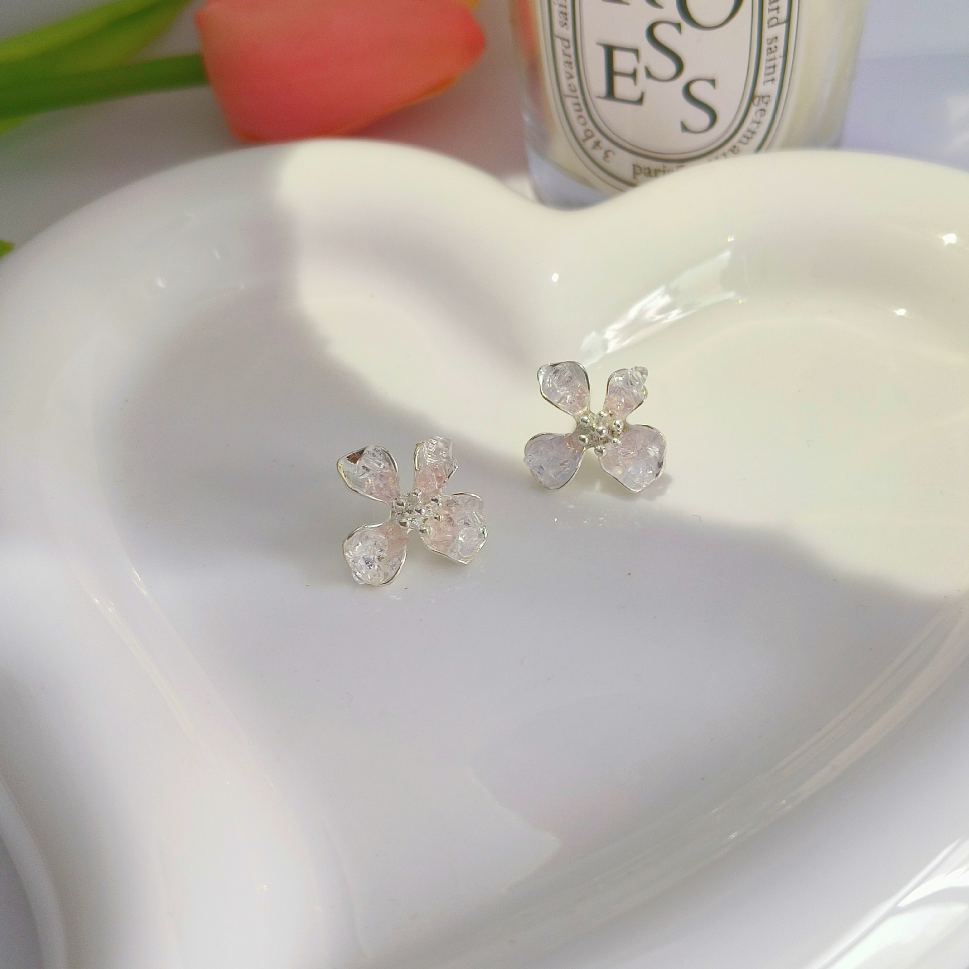 The new spring and summer gradient pink crystal flower stud earrings exude a feminine charm, are sweet and versatile, and feature a unique, light luxury and high-end design full figure