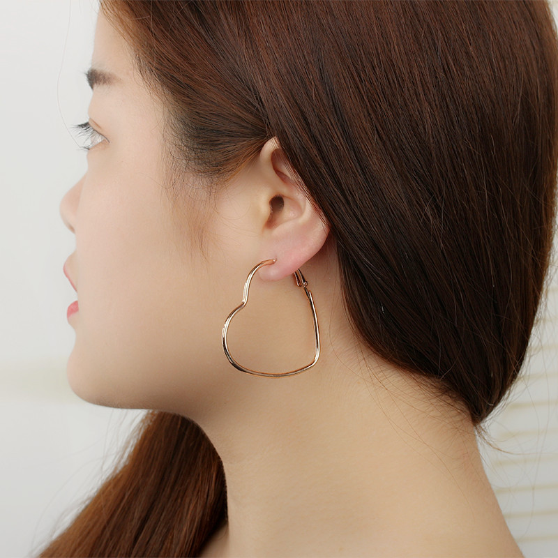 European and American ins simple large-circle heart-shaped earrings, fashionable and individual, exaggerated geometric hollowed-out heart-shaped earrings, elegant earrings details Picture