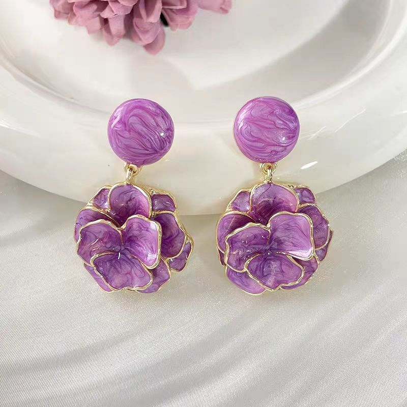 Cream Rose ~ Exquisite French retro glazed rose flower earrings, exaggerated and high-end, niche and elegant stud earrings Application Scenario