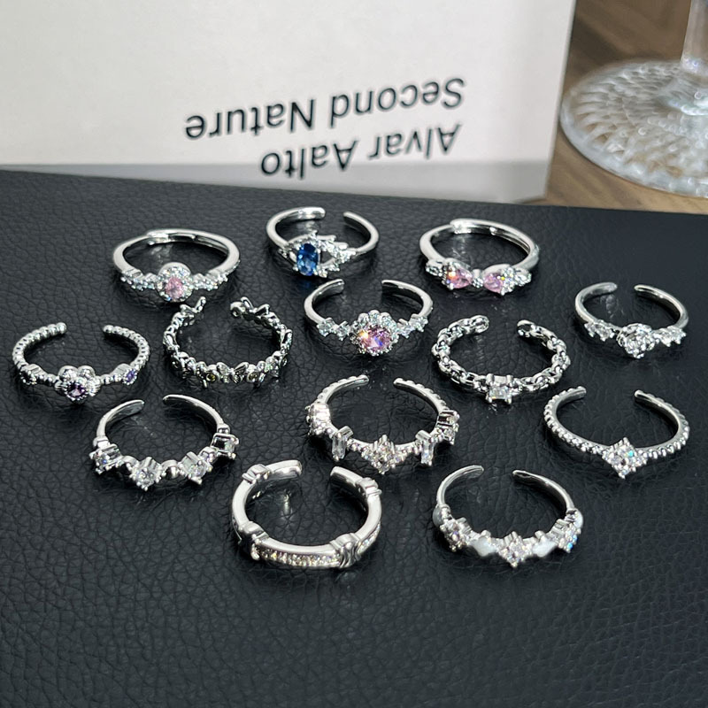 A simple, fine-ring, personalized open ring for cross-border travel between Japan and South Korea, with a geometric, light luxury and high-end feel. A fashionable four-leaf clover ring with a slight inlay Application Scenario
