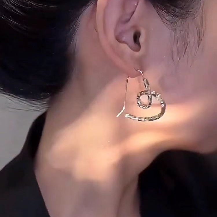 The new irregular diamond-patterned heart-shaped earrings exude a unique design sense, are fashionable, retro and high-end, and are personalized earrings Specification drawing