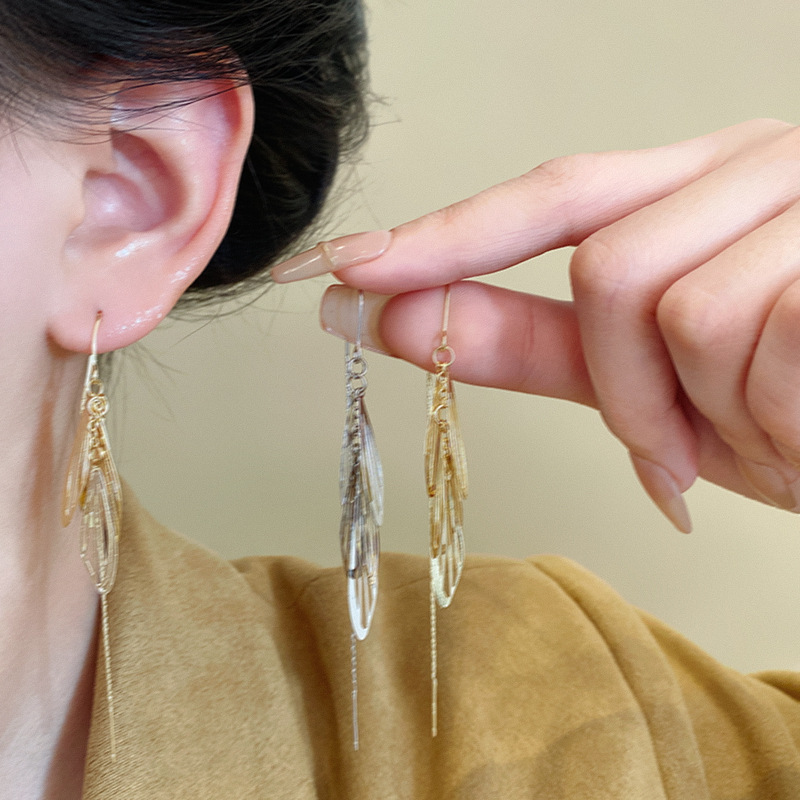 Super fairy metal wing tassel ear thread women's design sense, niche and versatile long earrings, round face slimming earrings Application Scenario