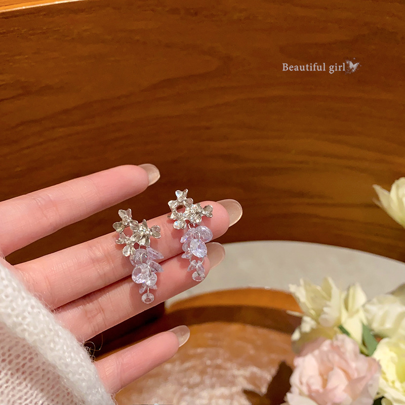 Korean-style super sparkling crystal grape flower hanging diamond earrings, with a cold and elegant style, exude a sense of high-end luxury and fashion, and are versatile earrings full figure