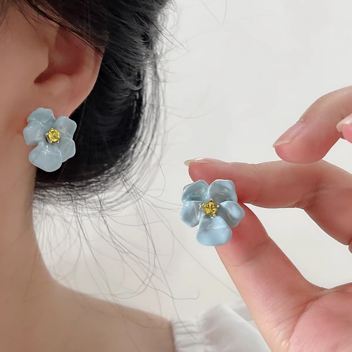 Summer vacation oil-dripping blue flower earrings, women's niche retro earrings, exquisite and high-end, stud earrings, trendy earrings full figure