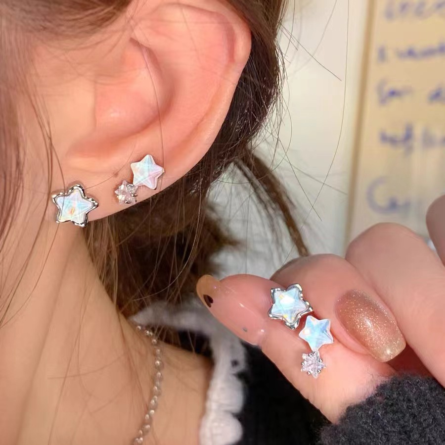 Clear blue star zircon stud earrings for women, small, exquisite and cool style earrings, niche design, high-end new earrings full figure