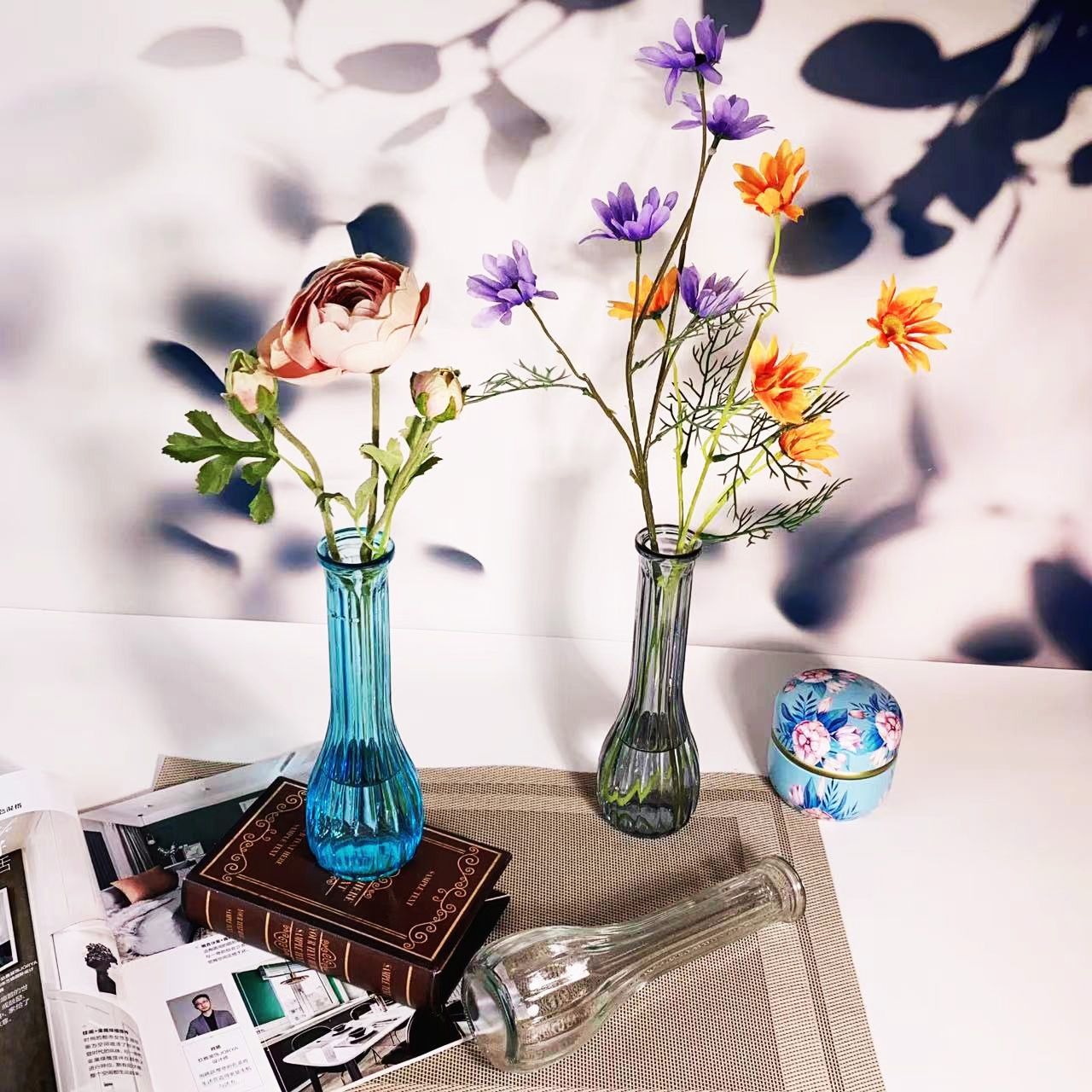 French retro embossed glass mini vase, InS-style transparent hydroponic flower arrangement vase, desktop decorative item Application Scenario