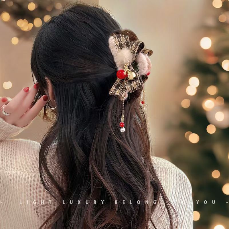 Autumn and winter bestsellers: Bow clip, sweet and elegant for women, tassel plush clip, hairball shark clip, updo clip Application Scenario