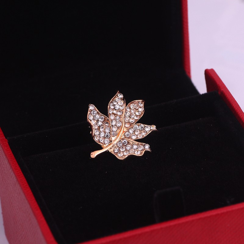 Z18 Yiwu Factory Direct sales of new Korean fashion and versatile full diamond maple leaf crystal brooches and brooches wholesale full figure