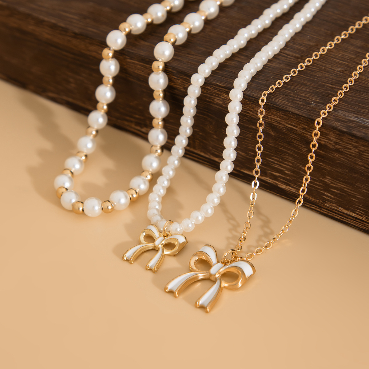 European and American cross-border jewelry, French elegant pearl beaded collarbone chain, fashionable metallic bow pendant necklace Application Scenario