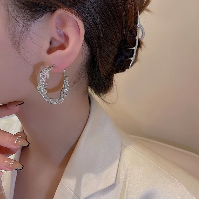 High-end, light luxury circle earrings, metal super shiny ear rings, niche design sense, European and American ins cold style earrings for women Application Scenario