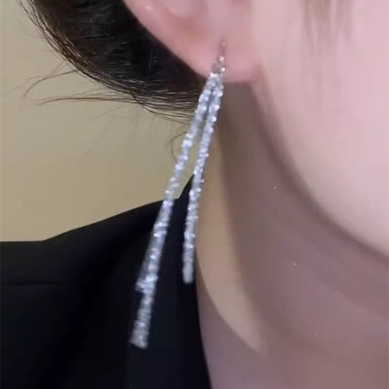 The glittering starry sky earrings are a light luxury and niche long tassel ear thread for women, exuding a sense of sophistication details Picture