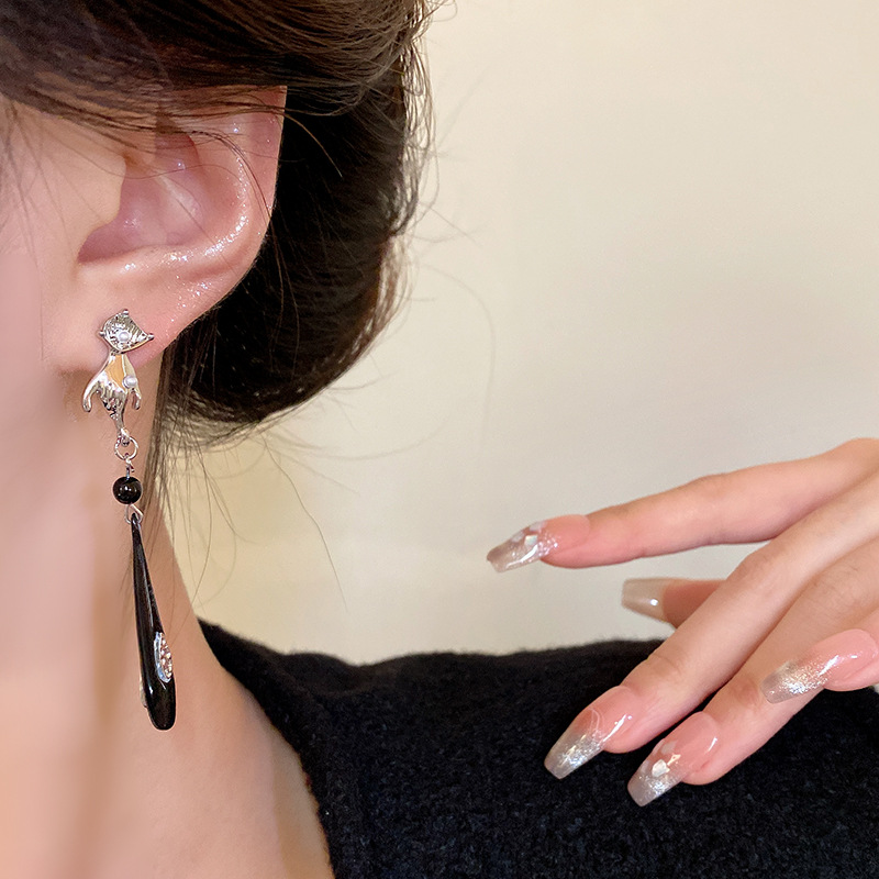 New Chinese-style cold and cool pearl stud earrings for women, light luxury and niche design, high-end feel, traditional Chinese style style earrings and earrings wholesale Application Scenario