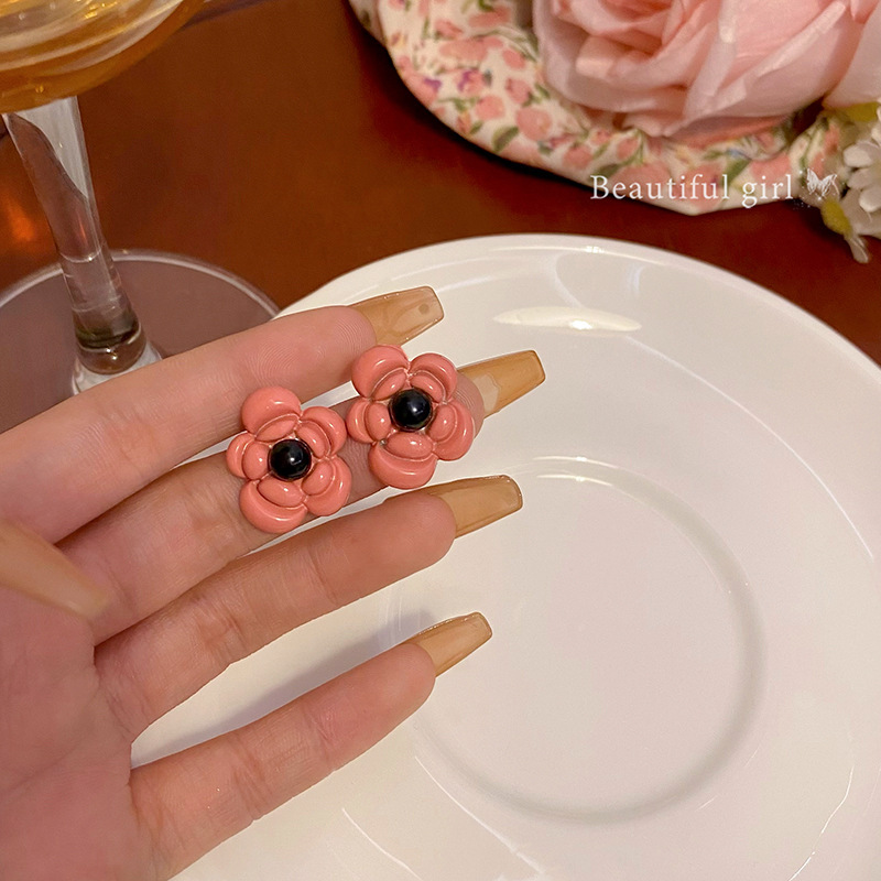 French retro pink flower earrings, a niche design for women, with an extremely ethereal charm, versatile and high-end, sweet earrings wholesale details Picture