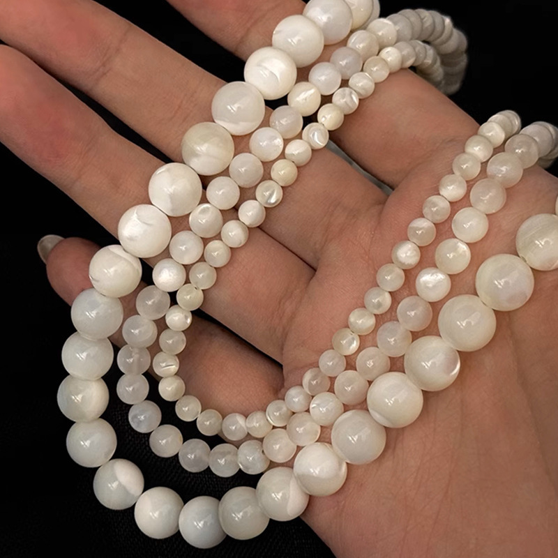 A light luxury horseshoe shell beaded necklace for women, a French retro, elegant and versatile necklace and collarbone chain details Picture