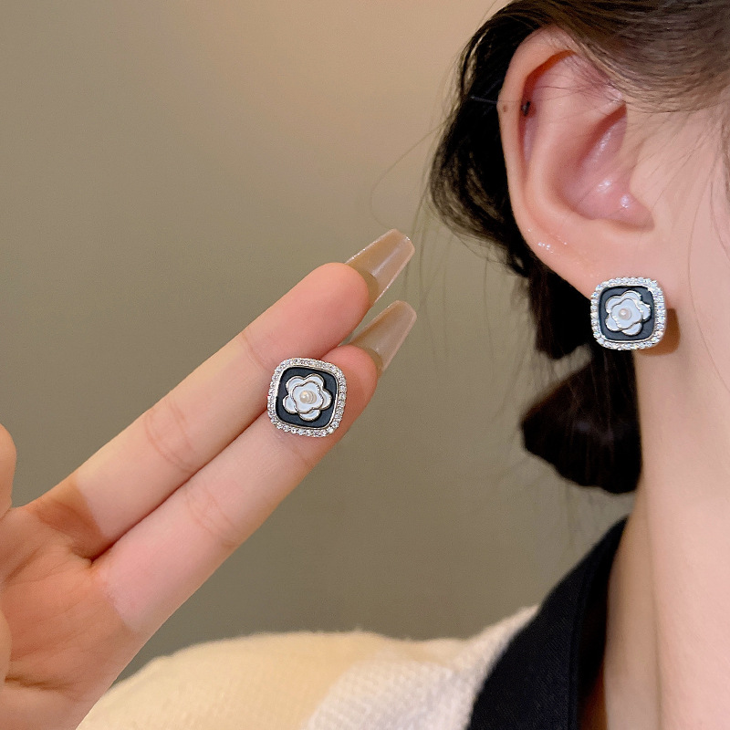 S925 Silver Needle French retro pearl flower stud earrings, women's light luxury high-end design sense, versatile and popular online celebrity earrings wholesale details Picture