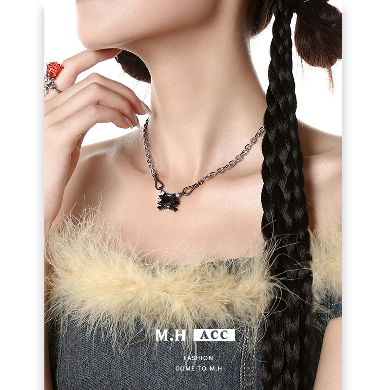 Original black square diamond necklace, female hip-hop sweet and cool spice girl style collarbone chain, simple and high-end, cold style necklace Specification drawing
