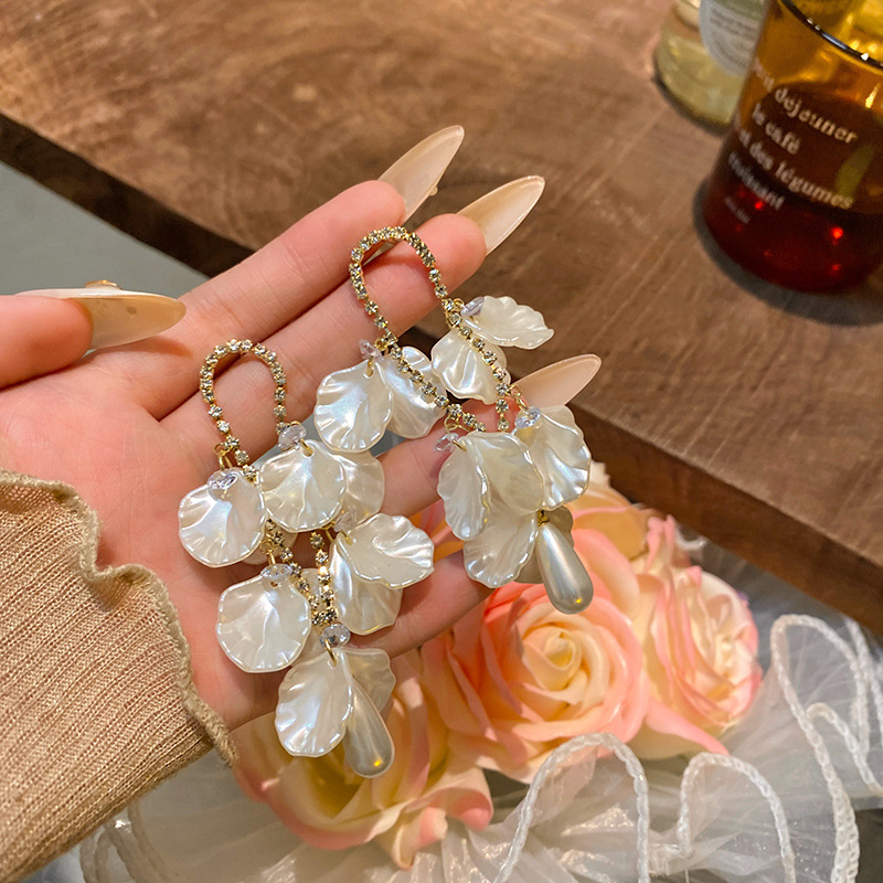 Super fairy petal tassel stud earrings for women, a light luxury and high-end look. Long tassel pearl earrings, a unique and popular earpiece full figure
