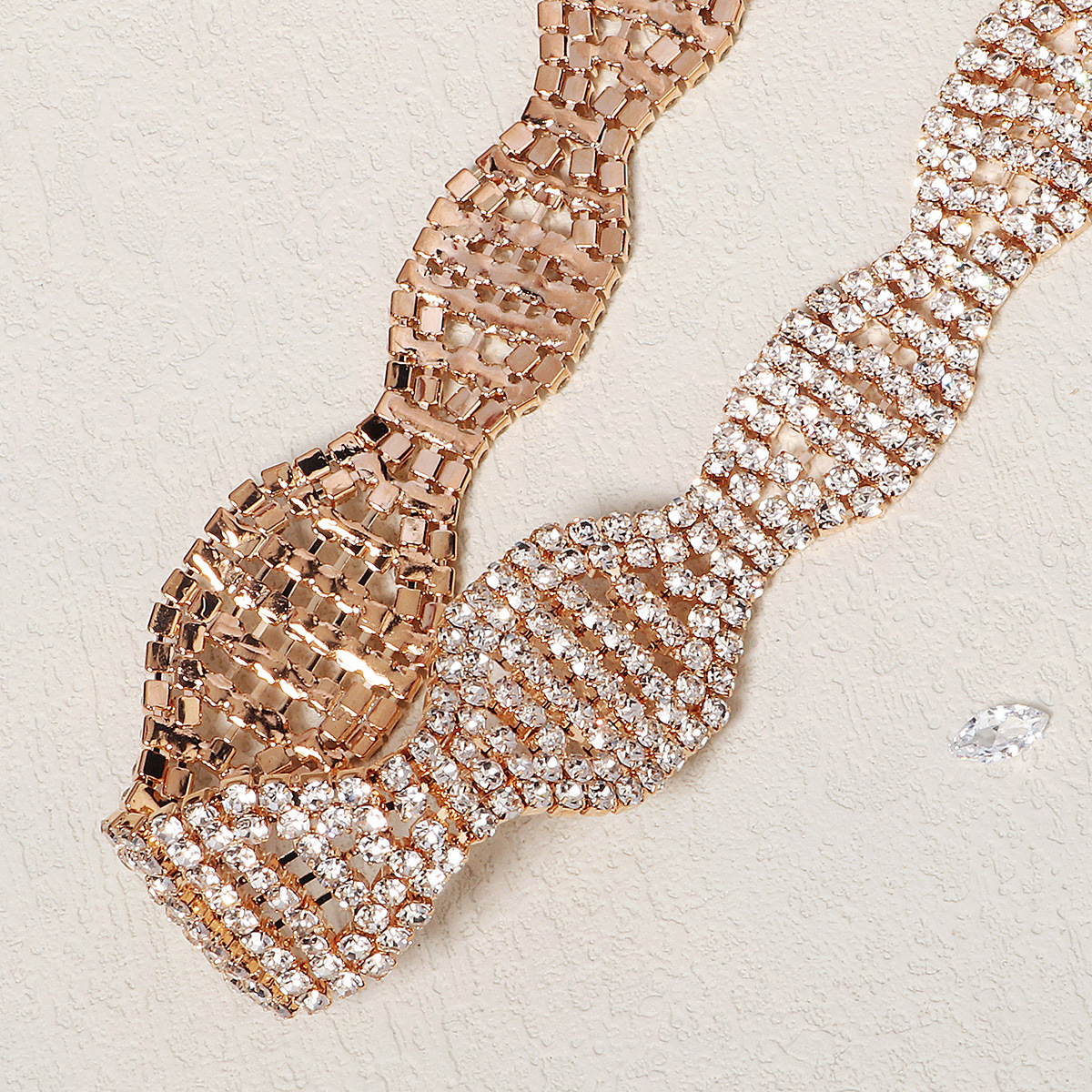 New cross-border bride headband, fashionable and simple, handcrafted chain rhindiamond headwear, photography photo, wavy elastic headband Application Scenario