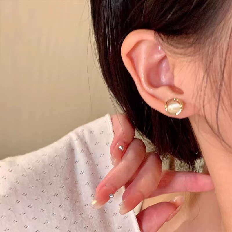 Autumn and winter high-end cat's eye stone golden ear studs, women's ear piercing earrings, light luxury, elegant, exquisite and unique earrings Application Scenario