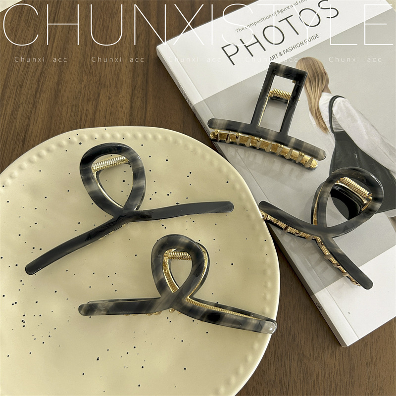 High-end grey ~ French retro acetate large gripper alloy splicing shark clip hair clip for women's back head hair clip headwear Application Scenario