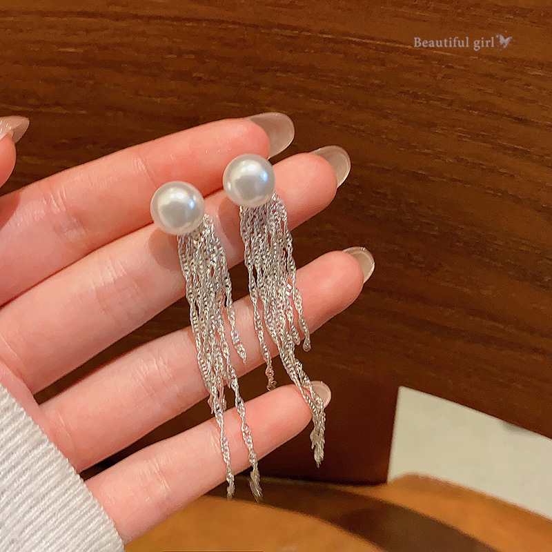 This light luxury long ear pendant with a super shiny metal chain and tassel pearl stud earrings exudes a retro and high-end charm full figure