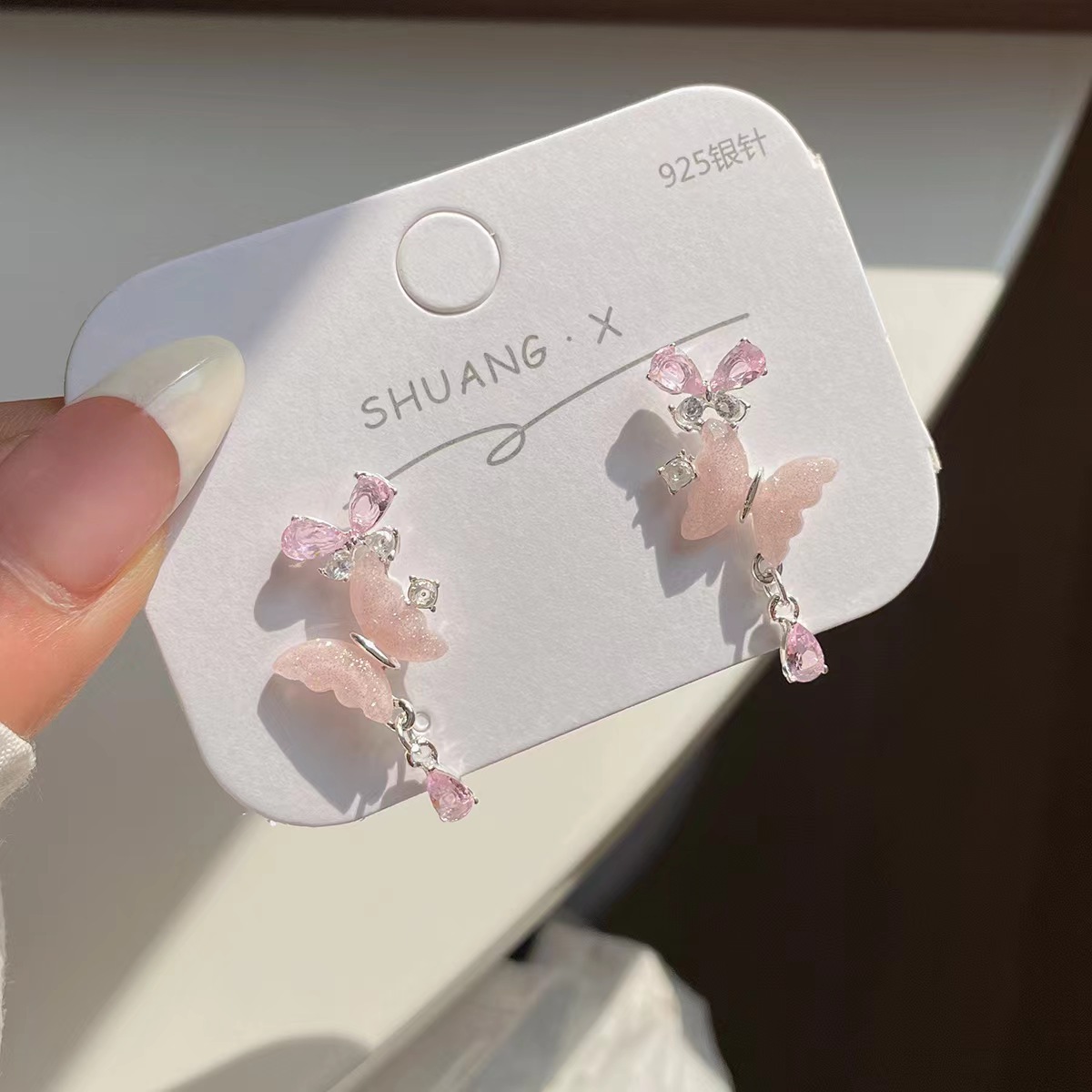 The new cream pink butterfly earrings for spring and summer are sweet and versatile for women. The zircon pendant stud earrings are fresh and unique Application Scenario