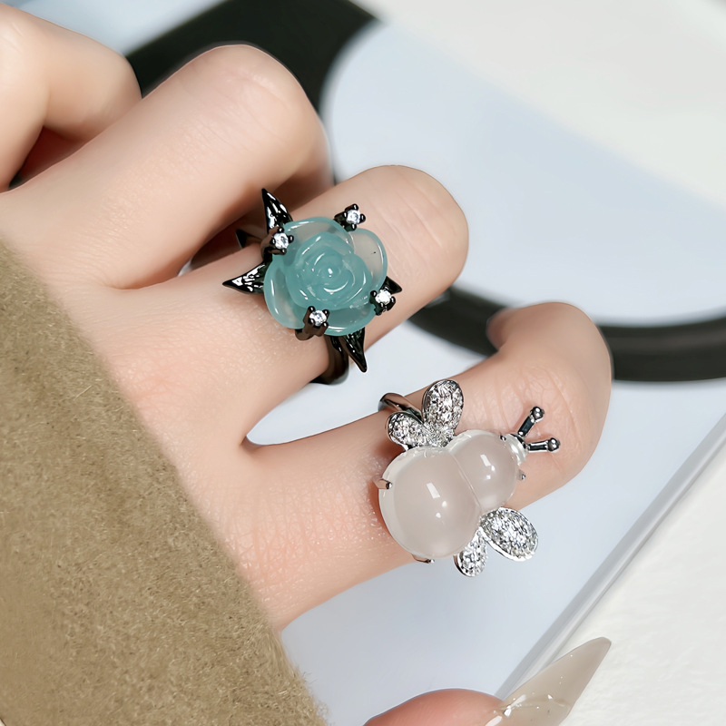 A niche design with an ice-clear blue rose ring, a light luxury and high-end feel for women, and a unique imitation chalcedony retro bee ring full figure