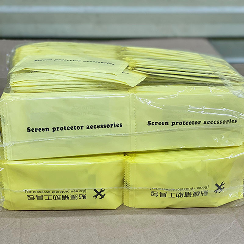Tempered film application auxiliary tool kit, wet wipes, alcohol cotton, mobile phone screen cleaning set, dust removal stickers, alcohol bags Application Scenario